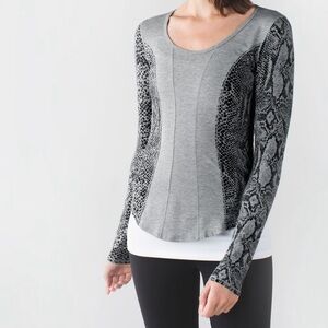 Lululemon Between The Lines Long Sleeve Top Heather Grey Desert Snake Coal Sz 6